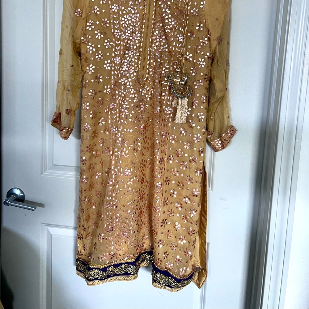 Gota work indian large size good for mehndi or mayo.with jama war trouser.